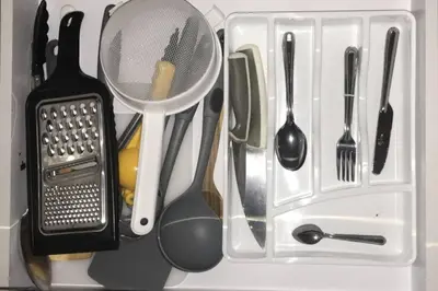 a plastic container filled with utensils in a drawer at Apartamento el Calamar in Cartagena de Indias