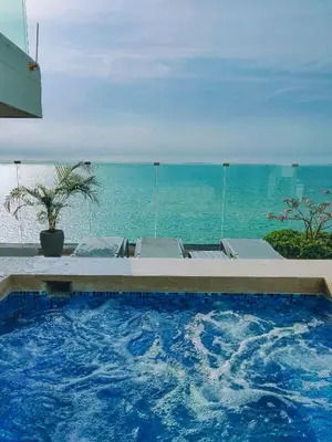 a swimming pool with a view of the ocean at Apartamento morros con acceso directo a la playa in Cartagena de Indias