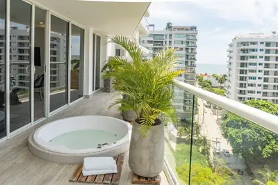 a bath tub on a balcony with a palm tree at DQ1102 Hermoso con Jacuzzi priv y Vista increíble - 10 min Centro Historico in Cartagena de Indias