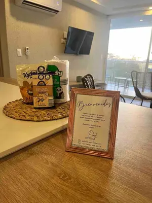 a sign on a table with a basket of food at DQ505 Nuevo hermoso jacuzzi priv in Cartagena de Indias