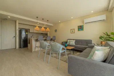 a living room with a couch and a table and chairs at MQ1003 | Jacuzzi privado · Relax en Cielo Mar in Cartagena de Indias