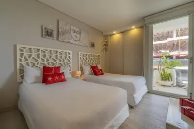 two white beds in a room with a window at MQ1206 | Lujo, vista y jacuzzi privado 2BD in Cartagena de Indias