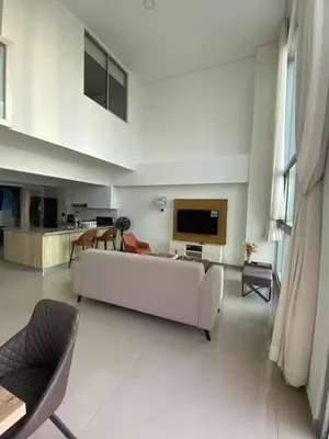 a living room with a couch and a tv at Espectacular Duplex con vista al mar in Cartagena de Indias