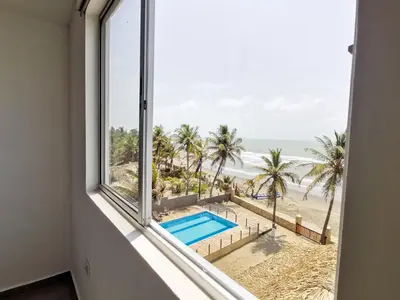 a room with a window looking out at the beach at Dúplex de lujo con vista al mar - San Bernardo del Viento in San Bernardo del Viento