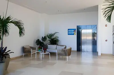 a lobby with a couch and chairs and a table at 2 dormitorios Morros. Hidromasaje y Vistas in Cartagena de Indias