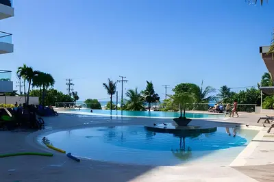an empty swimming pool with a fountain in the middle at 2 dormitorios Morros. Hidromasaje y Vistas in Cartagena de Indias