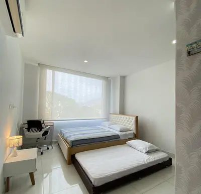 a bedroom with two beds and a window at Hermoso Apto Familiar en sector Bello Horizonte in Santa Marta