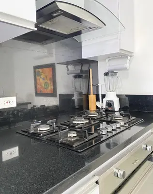 a kitchen with a stove top in a kitchen at Hermoso Apto Familiar en sector Bello Horizonte in Santa Marta