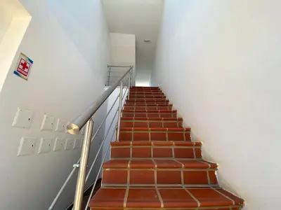 a staircase in a building with brown steps at Apartamento en condominio con vista al mar in San Bernardo del Viento