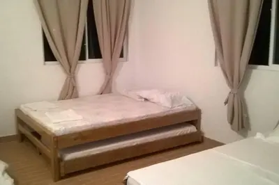 a bedroom with two beds and two windows at Apartamento frente al mar mejor playa en Coveñas in Coveñas