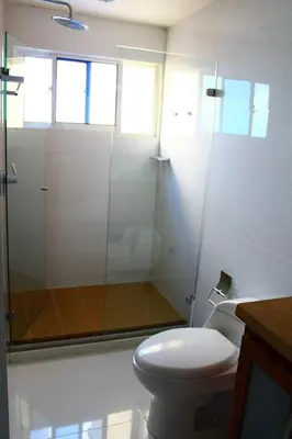 a bathroom with a toilet and a glass shower at Apartamento con vista al laguito y al mar in Cartagena de Indias