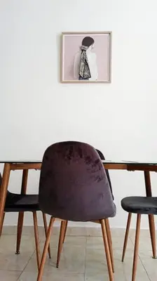 a table with two chairs and a picture on the wall at Lindo Apartamento cerca al Estadio Metropolitano in Barranquilla