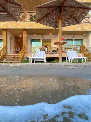 a house with two chairs and a table and a fountain at Suite privada frente al mar, Tolú in San Silvestre