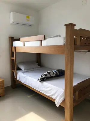 a couple of bunk beds in a room at Hermoso Apartamento en Caribe Campestre in Coveñas