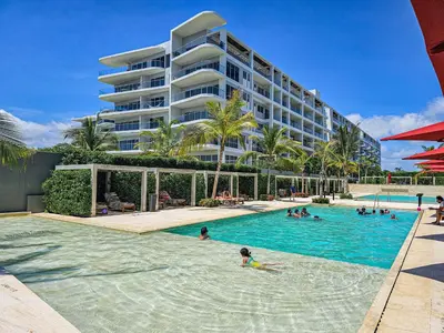 a group of people in a swimming pool next to a building at Apartamento en Morros Zoe con acceso directo al mar en Cartagena in Cartagena de Indias