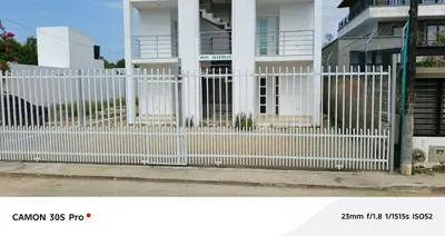 a white fence in front of a house at Don Mathias # 2, Coveñas - Apartamento in Coveñas