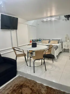 a living room with a table and chairs and a couch at Alojamiento vacacional en Bocagrande Cartagena in Cartagena de Indias