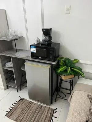 a microwave sitting on top of a table in a room at Alojamiento vacacional en Bocagrande Cartagena in Cartagena de Indias