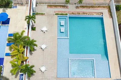 an overhead view of a swimming pool with palm trees at Mágico Apartamento Frente al Mar 3 Habitaciones PV82 in Coveñas
