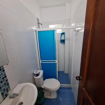 a bathroom with a shower and a toilet and a sink at Don Mathias # 1, Coveñas - Apartamento in Coveñas