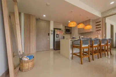 a kitchen and dining room with a table and chairs at Lujoso Apartamento Con Salida Directa A La Playa Edificio Morros Eco in Cartagena de Indias