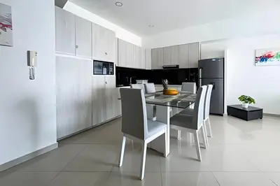 a kitchen and dining room with a table and chairs at Apartamento 2 Dormitorios Laguito. Vista Mar in Cartagena de Indias