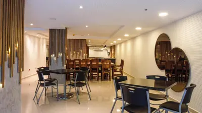 a restaurant with tables and chairs and a dining room at HOTEL MANZUR in Barranquilla