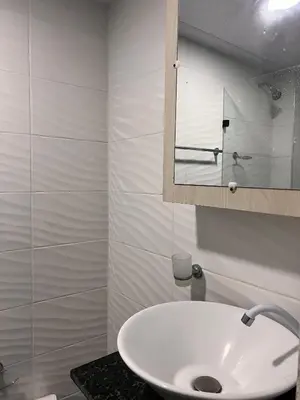 a bathroom with a white sink and a mirror at Hermoso apartamento en Coveñas con piscina in Coveñitas