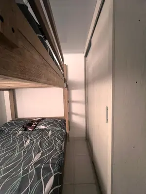 a small bedroom with a bunk bed in a room at Hermoso apartamento en Coveñas con piscina in Coveñitas