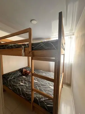 a bedroom with two bunk beds in a room at Hermoso apartamento en Coveñas con piscina in Coveñitas