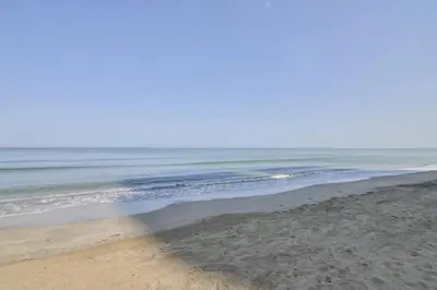 a sandy beach with the ocean in the background at Habitacion Playa Linda 103 in Coveñitas