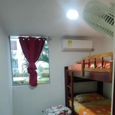 a room with two bunk beds and a window at Hospedaje y Alojamiento Familiar in Coveñas
