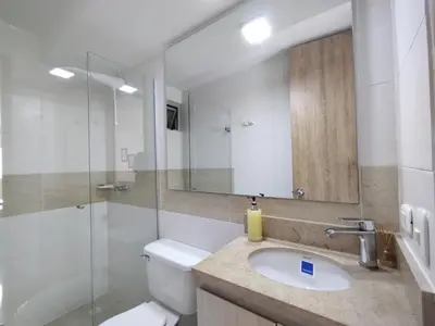 a bathroom with a toilet and a sink and a shower at Hermoso y acogedor apartamento al norte de Barranquilla sector BUENAVISTA in Barranquilla