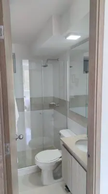 a white bathroom with a toilet and a sink at Hermoso y acogedor apartamento al norte de Barranquilla sector BUENAVISTA in Barranquilla
