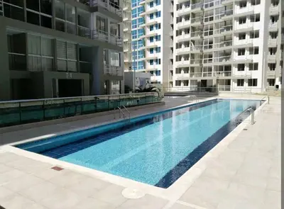 a large swimming pool in the middle of a building at Hermoso y acogedor apartamento al norte de Barranquilla sector BUENAVISTA in Barranquilla