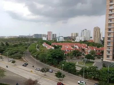 a view of a city with a road and buildings at Moderno apartamento al norte de Barranquilla in Barranquilla