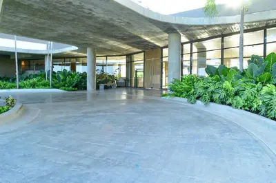 a large courtyard in a building with plants at Hermoso y con acceso directo a la playa! in Cartagena de Indias