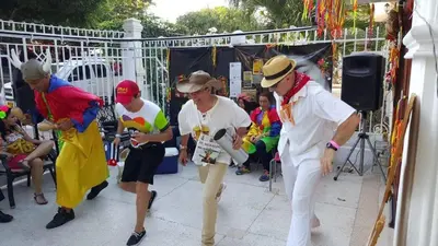 a group of people walking around in a performance at Hostel Mamy Dorme in Barranquilla
