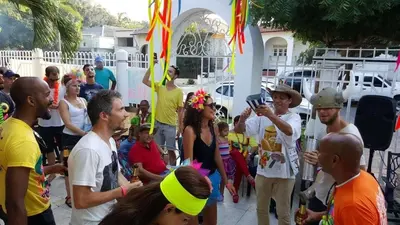a group of people standing around in a crowd at Hostel Mamy Dorme in Barranquilla