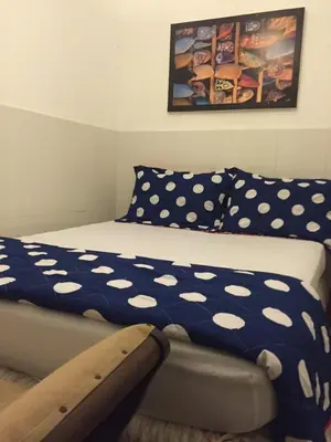 a bedroom with a bed with blue and white polka dots at Hostel Mamy Dorme in Barranquilla