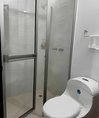 a bathroom with a toilet and a shower at Céntrico y confortable apto Casa Doña Yola 3 in Cartagena de Indias