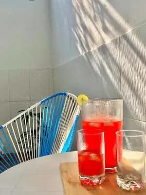 a table with two glasses of drinks on a table at Acogedor apartamento en bruselas in Cartagena de Indias