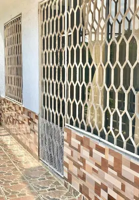 a building with a wall with patterns on it at Acogedor apartamento en bruselas in Cartagena de Indias