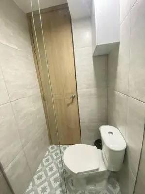 a small bathroom with a toilet and a shower at REFUGIO URBANO - Apartamento para descanso y trabajo remoto en Alameda del Río Barranquilla in Barranquilla