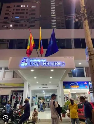 a group of people standing outside of a store at !Aprovecha Excelente Apartamento Para Vacacionar en Cartagena in Cartagena de Indias