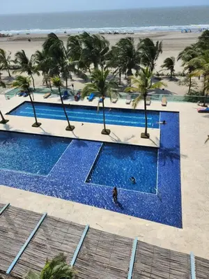 an overhead view of a swimming pool next to a beach at Apartamento con terraza Frente al Mar in Cartagena de Indias