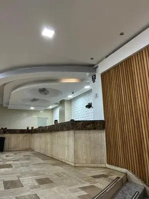 a lobby with a waiting room with a partition at Fabuloso estudio con vista al laguito in Cartagena de Indias