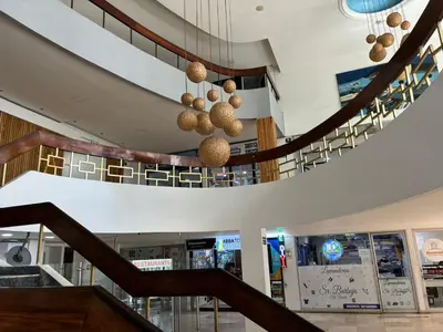 a staircase in a shopping mall with a stair case at Fabuloso estudio con vista al laguito in Cartagena de Indias