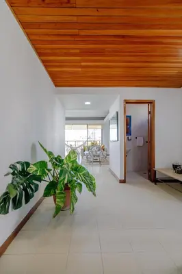a living room with a wooden ceiling and a plant at Habitación doble baño privado cerca al mar y bahia in Cartagena de Indias