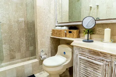 a bathroom with a toilet and a mirror at Edificio Ayos dentro la ciudad amurallada in Cartagena de Indias